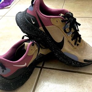 Nike Pegasus Trail Running Shoe size M7 or W8.5